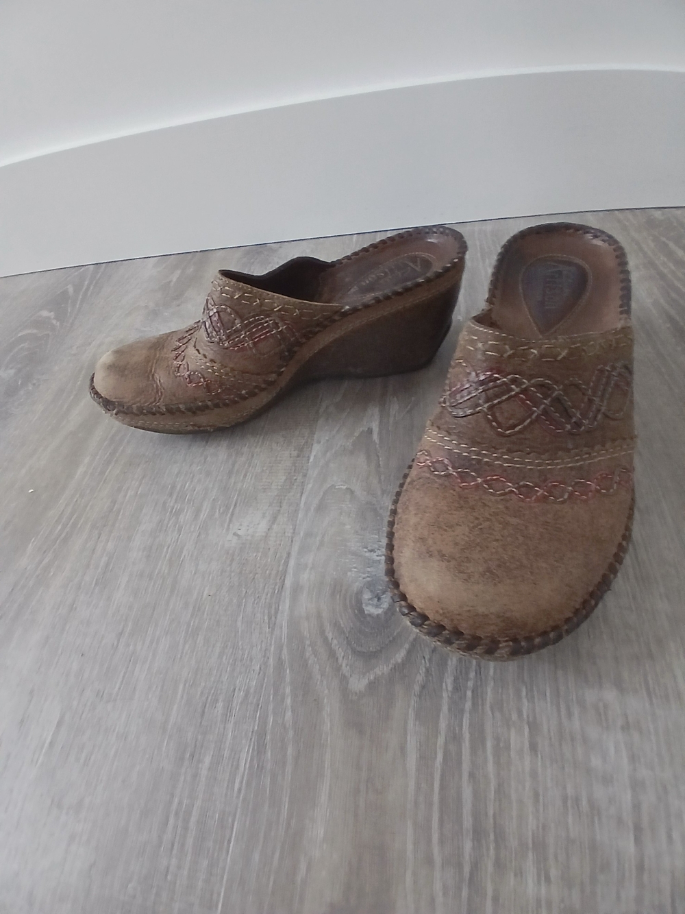 💥3 FOR $15 SALE💥Clarks Brown Suede Embroidered Wedge Mules